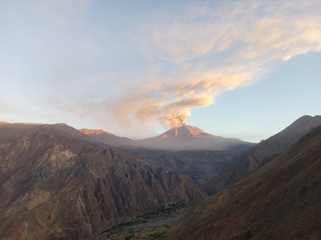 ESTA MADRUGADA SE REPORTÓ NUEVAS EMISIONES DE GASES TÓXICOS EN EL VOLCÁN UBINAS