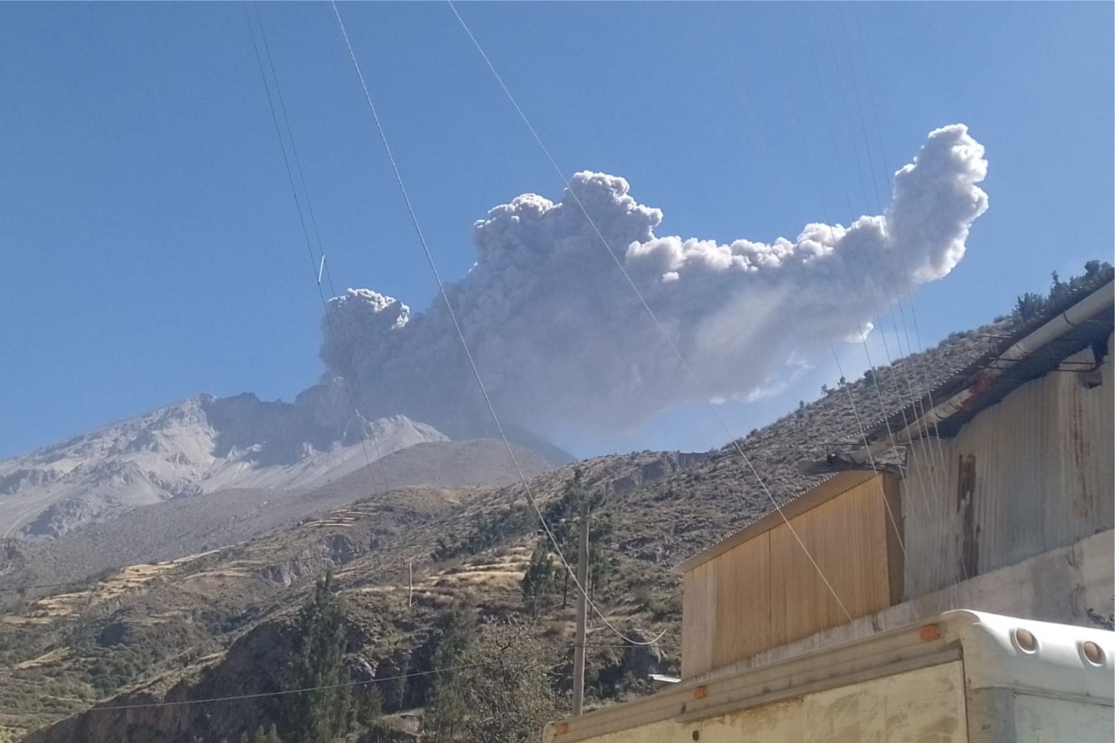 VOLCÁN UBINAS REGISTRÓ DOS NUEVAS EXPLOSIONES CON EMISIONES DE CENIZAS CON ALTURA MAYOR DE 2,000 METROS SOBRE EL CRÁTER
