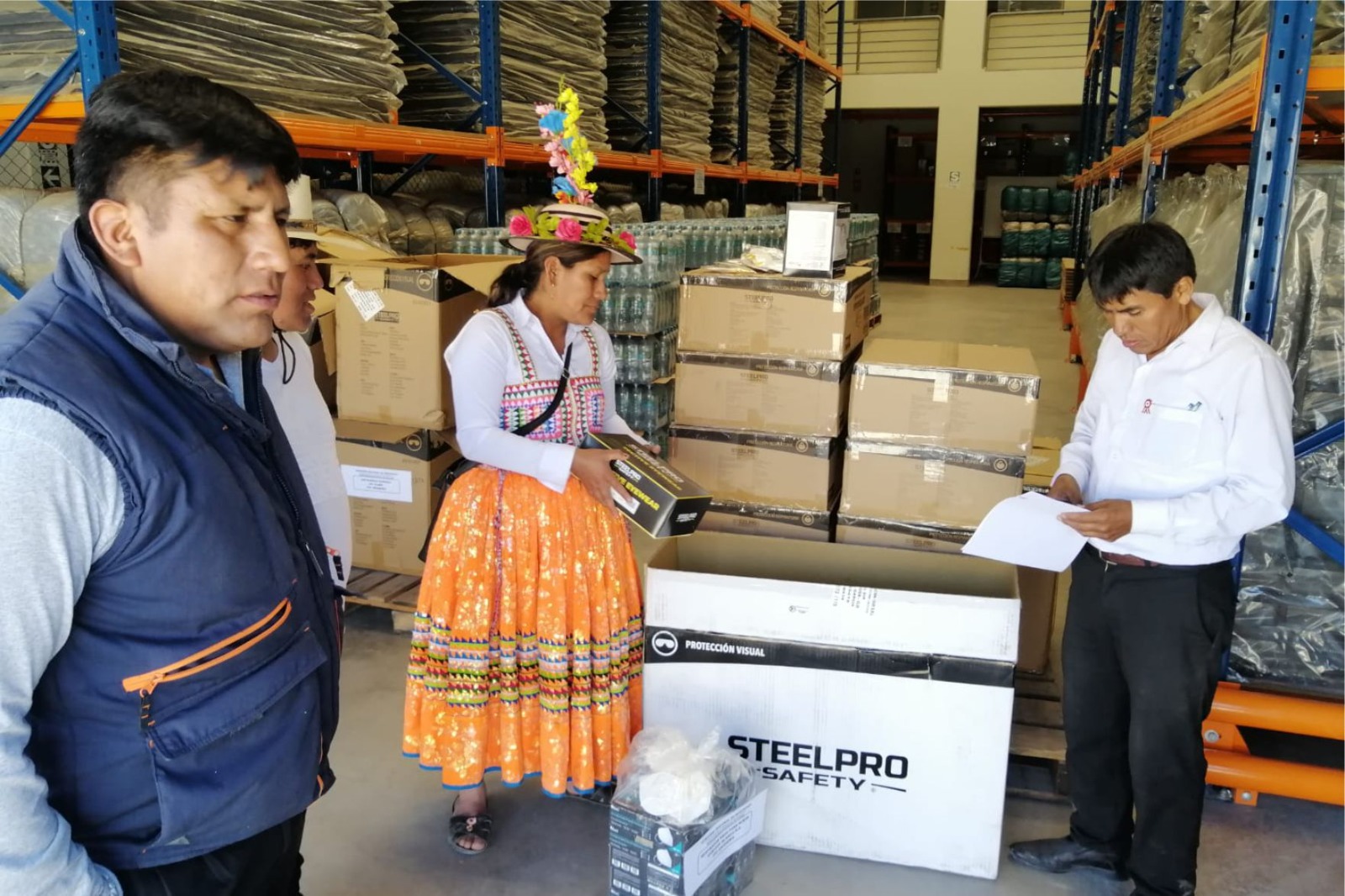 ENTREGAN AYUDA HUMANITARIA PARA ATENDER EMERGENCIA POR VOLCÁN UBINAS EN ICHUÑA, LLOQUE, CHOJATA Y YUNGA Y BAJAS TEMPERATURAS EN ICHUÑA