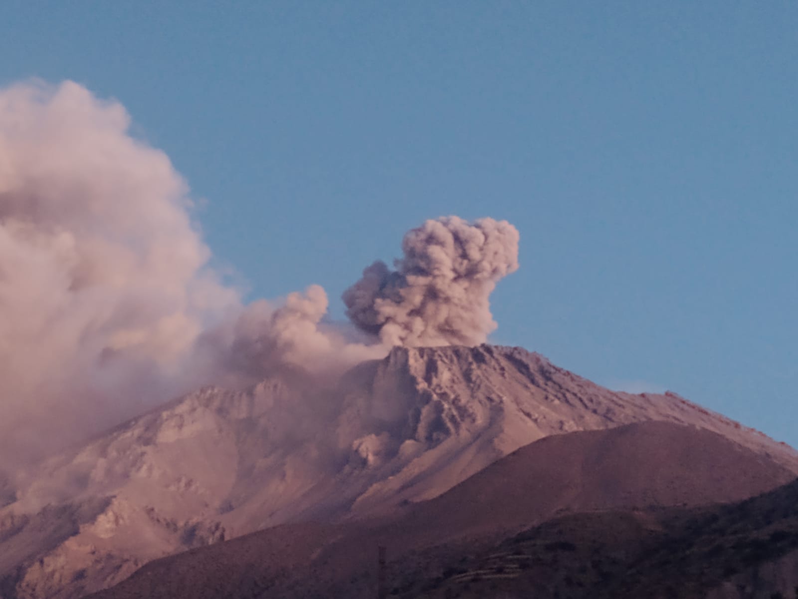 VOLCÁN UBINAS REGISTRÓ NUEVA EXPLOSIÓN CON EMISIONES DE CENIZAS CON ALTURA MÁXIMA DE 3,000 METROS SOBRE EL CRÁTER