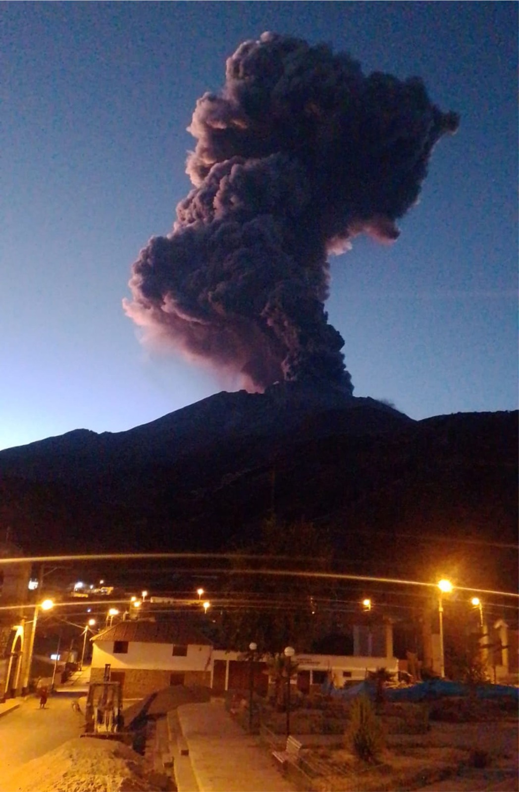 NOTA DE PRENSA N° 134-2023-VOLCÁN UBINAS REGISTRÓ NUEVA EXPLOSIÓN CON EMISIONES CONTINUAS DE CENIZAS CON ALTURA MAYOR A 4,000 METROS SOBRE EL NIVEL DEL CRÁTER